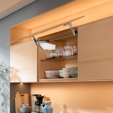 Muatkan dan mainkan video dalam penonton Galeri, BLUM Aventos HS Mechanism With Lever Arms - Servo-Drive (Height 526-675mm)
