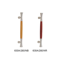 Muatkan imej ke dalam penonton Galeri, EVERGREEN Wood &amp; Brass Combination Pull Handle 630A/280
